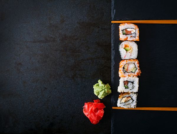 غذاهای سنتی ژاپنی - رول و فوتوماکی نمای بالا