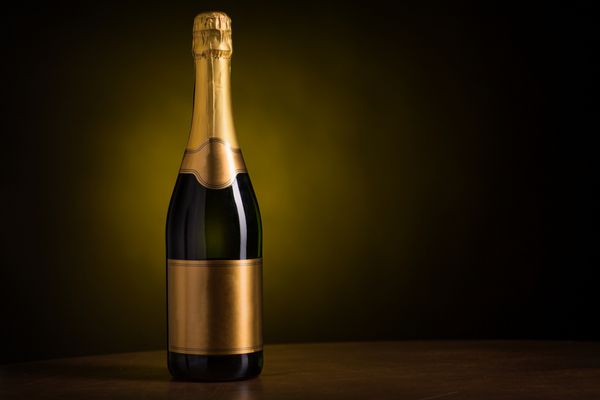 بطری شامپاین با برچسب طلایی خالی