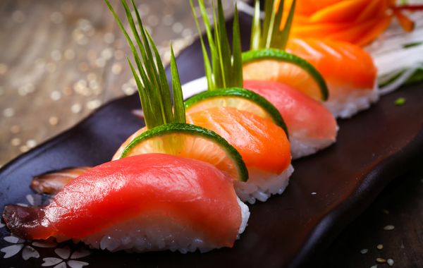 ماهی قزل آلا ژاپنی سوشی تن و سس نزدیک