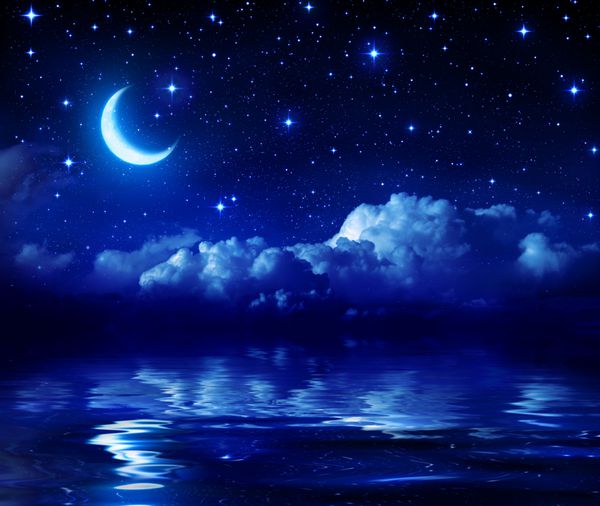 شب پر ستاره با هلال ماه روی دریا
