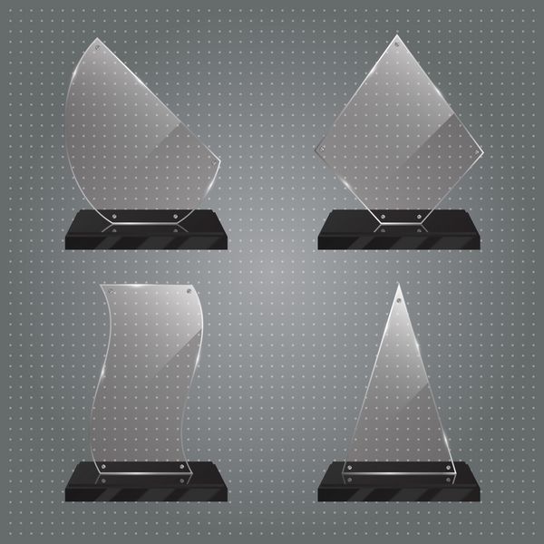 مجموعه ای از جوایز جام شیشه شفاف واقع گرایانه که روی پایه مشکی ایستاده و روی پس زمینه گرادیان جدا شده است اشکال مختلف ارائه شده است مستطیل مثلث پرچم چند ضلعی وکتور