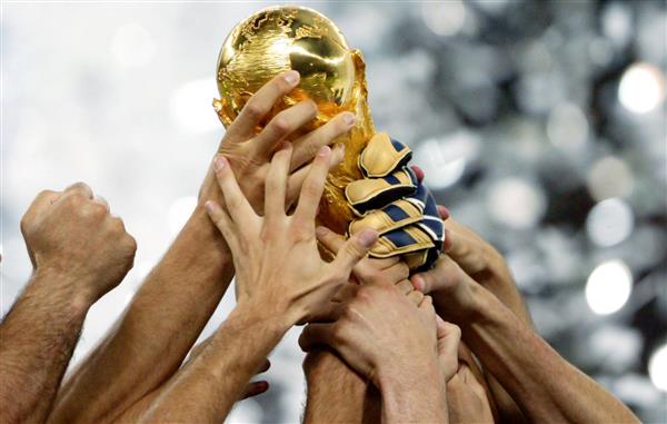 قهرمانی جام جهانی فوتبال و بالابردن جام توسط بازیکنان تیم قهرمان