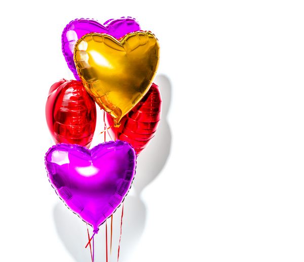 بالن هوا دسته های رنگارنگ قلبی شکل بالن فویل جدا شده در پس زمینه سفید عشق جشن تعطیلات ولنتاین 39 s روز دکوراسیون حزب