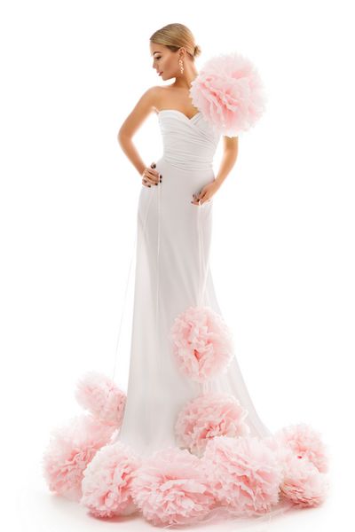 مد مدل لباس بلند با هنر گل لباس شب سفید زیبایی ظریف زن خانم نما در پس زمینه سفید