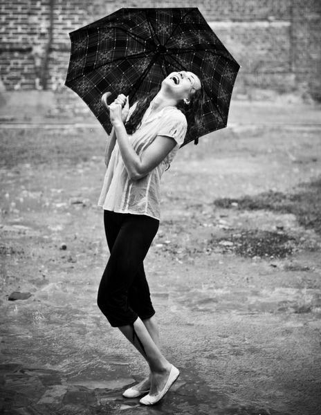 زن زیر باران با چتر