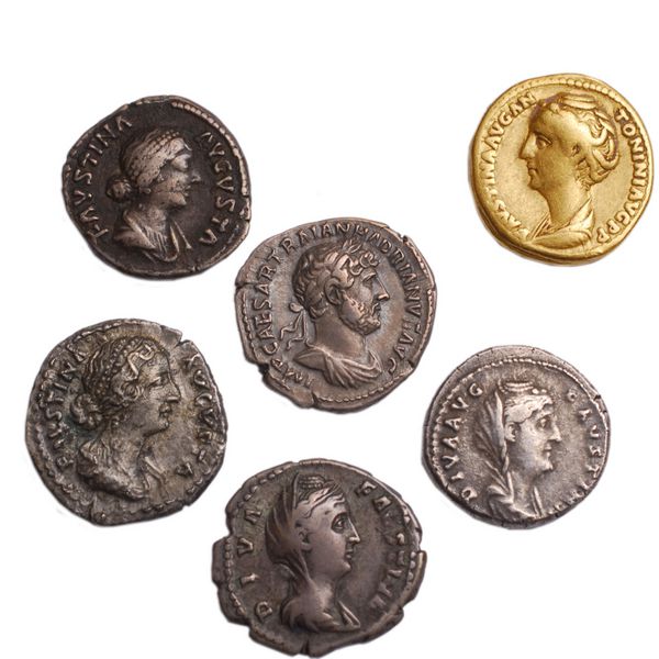 رومی طلا و نقره سکه های جدا شده در سفید