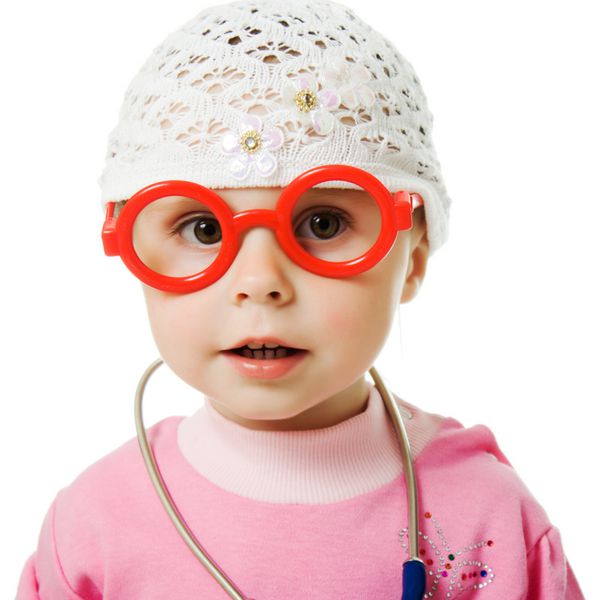 بچه های کوچک با عینک و با گوشی پزشکی دکتر در یک پس زمینه سفید است