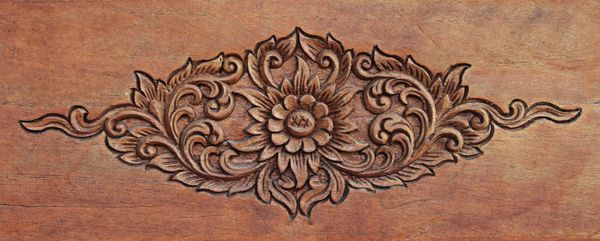 الگوی گل حک شده در زمينه چوب