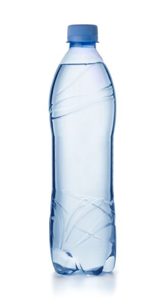 بطری های پلاستیکی آب آشامیدنی جدا شده در سفید
