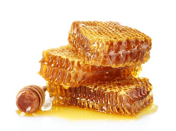 شانه عسل شیرین و drizzler چوبی جدا شده در سفید