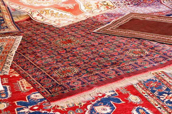 مجموعه زیبا از فرش های ارزشمند و رنگارنگ از منشاء افغانستان