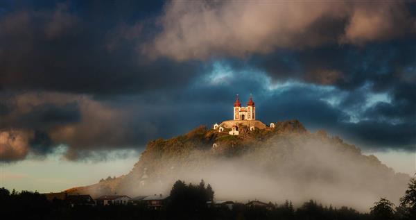 قصری بر روی کوه در مه و ابر در اسلواکی