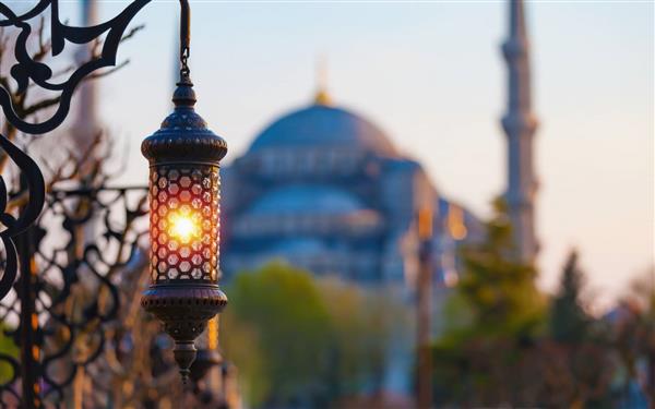 مسجد آبی در استانبول و چراغ سنتی رمضان