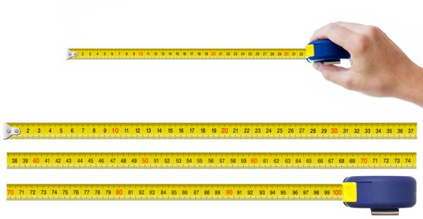 دست انسان با نوار اندازه گیری و مجموعه ای از قطعات اجازه می دهد تا هر اندازه نوار تا یک متر است