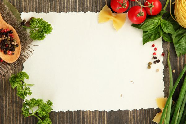 کاغذ برای دستور العمل های سبزیجات و ادویه جات ترشی جات در میز چوبی