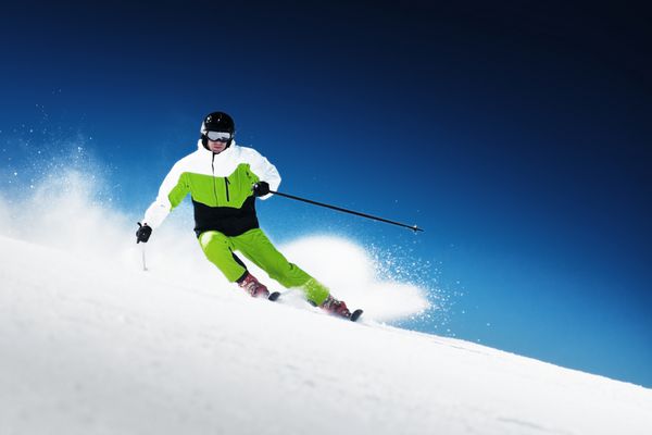 اسکی باز در کوه ها پیست و روز آفتابی آماده شده است