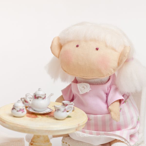 دستبند اسباب بازی ناز دختر کوچک با داشتن چای