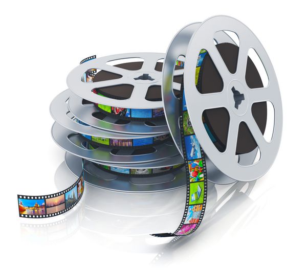 پشته فیلم های فلزی فلزی با نوارهای فیلم با تصاویر رنگی جدا شده بر روی زمینه سفید با اثر بازتاب