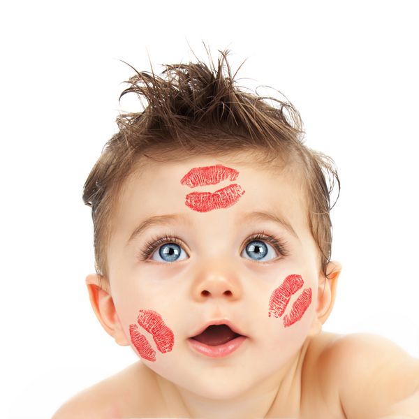 تصویر کوچک کوپید تصویر برداری نزدیک از کودک زیبا با بوسه های قرمز بر روی گونه های خود را جدا شده بر روی زمینه سفید پسر کنجکاو کوچک با چشم های زیبا آبی به دنبال دوربین روز