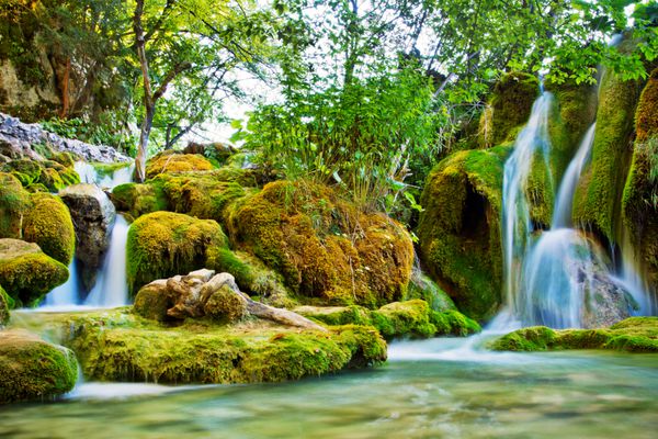 تابستان مشاهده آبشارهای زیبا و کوچک در پارک ملی دریاچه های پلیتویک کرواسی