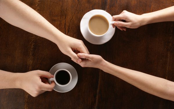 مفهوم دستهای مرد و زن عشق و قهوه