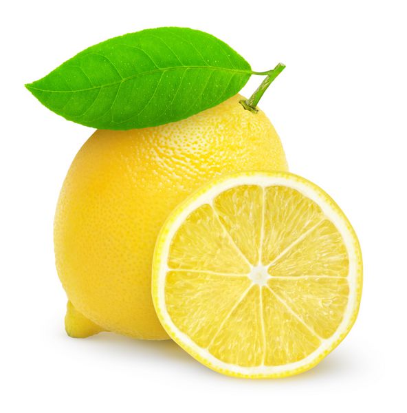 لیمو جدا شده یک کل میوه لیمو و نیم بر روی زمینه سفید است