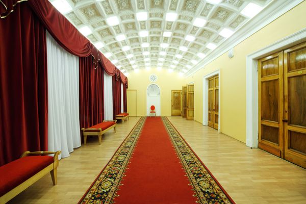 مسکو 27 ژانویه سالن با فرش قرمز در کاخ Yauza در تاریخ 27 ژانویه 2012 در مسکو روسیه ساختمان کاخ در یوازا در سال 1903 با تصمیم شورای شهر ساخته شد