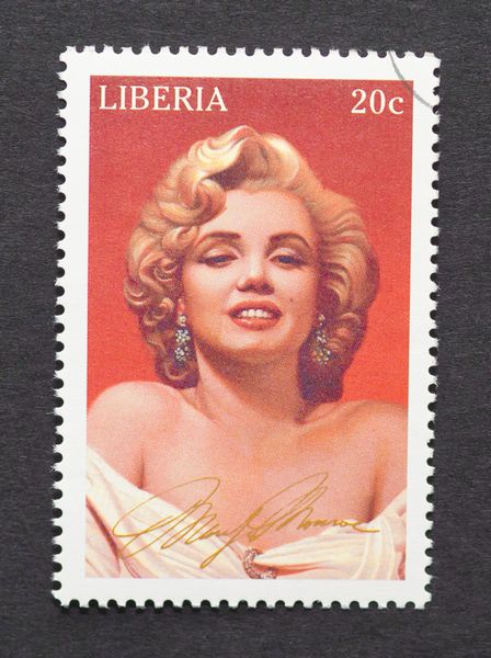 لیبریا CIRCA 1996 یک تمبر پستی چاپ شده در لیبریا نشان می دهد تصویری از مریلین مونرو حدود 1996