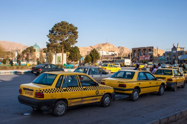 کرمان ایران مارس 1 تاکسی برای مشتریان در تاریخ 1 مارس 2013 در کرمان ایران منتظر است جمعیت کرمان 621000 است