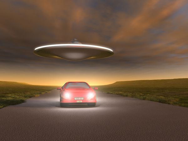 UFO پرواز بیش از یک ماشین
