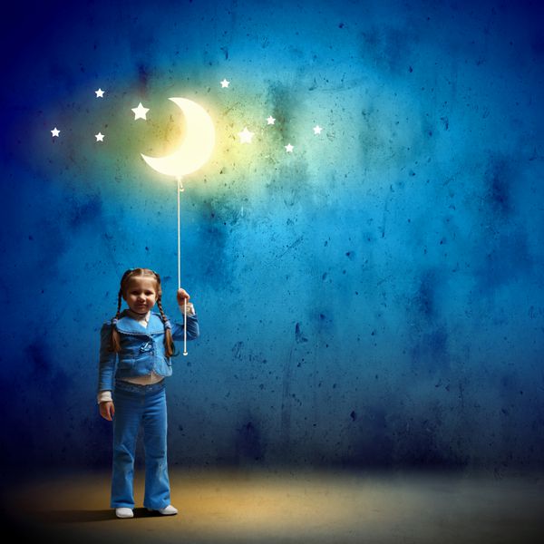 تصویر دختر کوچک ناز با ماه در طناب