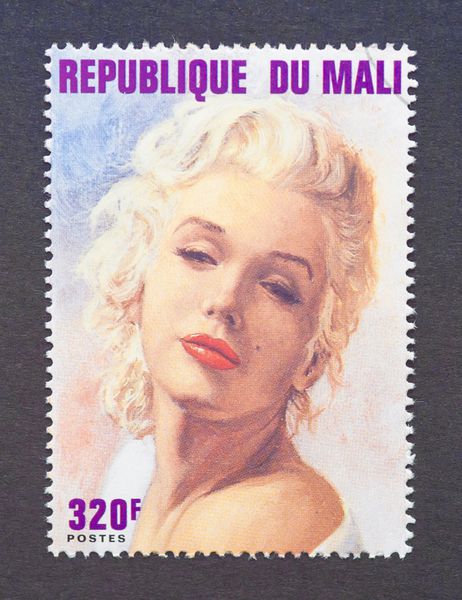 MALI CIRCA 1996 یک تمبر پستی در مالزی که تصویری از مریلین مونرو دارد حدود 1996