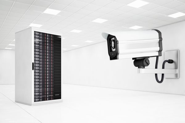 مرکز داده با یک دوربین CCTV بزرگ به دنبال کامپیوتر