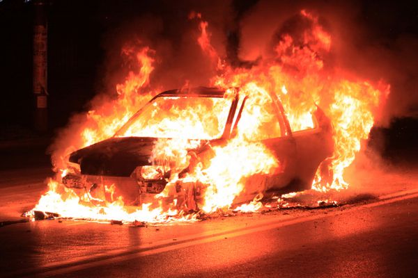 سوزاندن ماشین در جاده