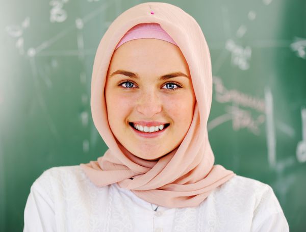 دانش آموز نوجوان مسلمان عرب در داخل کلاس دبیرستان قرار می گیرد