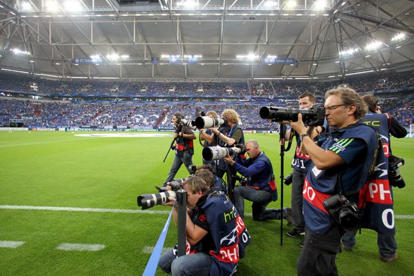 گلسینکرین آلمان-اوت 21 رسانه های آلمانی و عکاسان در مسابقات لیگ قهرمانان یوفا شالکه 04 مقابل Paok در تاریخ 21 آگوست سال 2012 در گلزن کیرچن آلمان