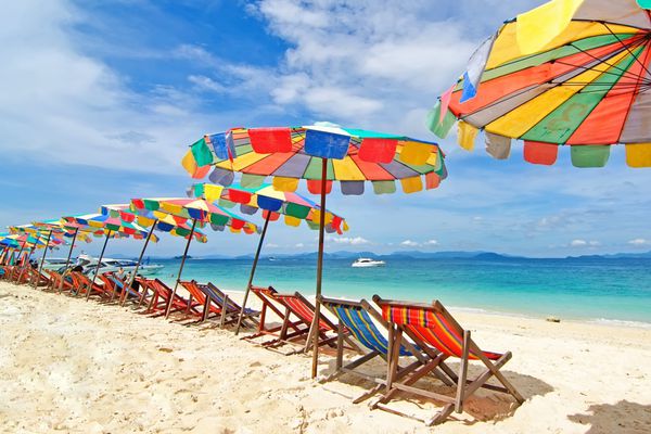 صندلی های ساحل و چتر رنگارنگ در ساحل در روز آفتابی پوکت تایلند