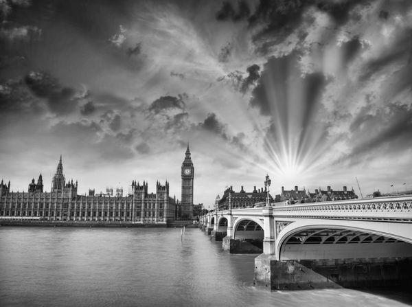 لندن انگلستان دید شگفت انگیز از پل وست مینستر و مجلس پارلمان در غروب خورشید