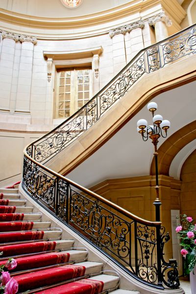 پله در کاخ لهستانی معماری قدیمی فرش قرمز