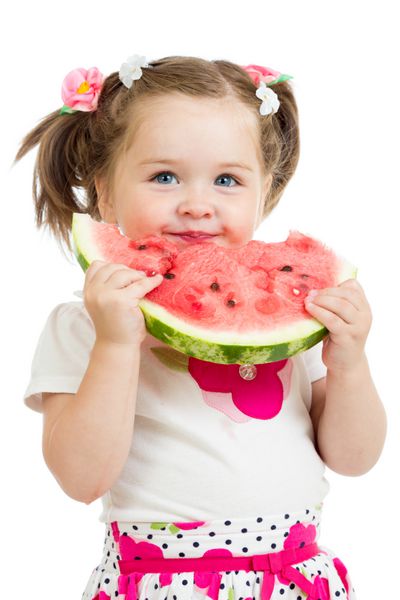 دختر بچه خوردن هندوانه جدا شده بر روی سفید