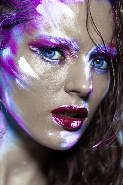 آرایش هنری خلاقانه یک دختر جوان با چشم آبی سکته مغزی رنگ بر روی صورت و موش