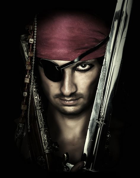 پرتره مرد دزد دریایی خوش تیپ برگزاری شمشیر در پس زمینه سیاه و سفید