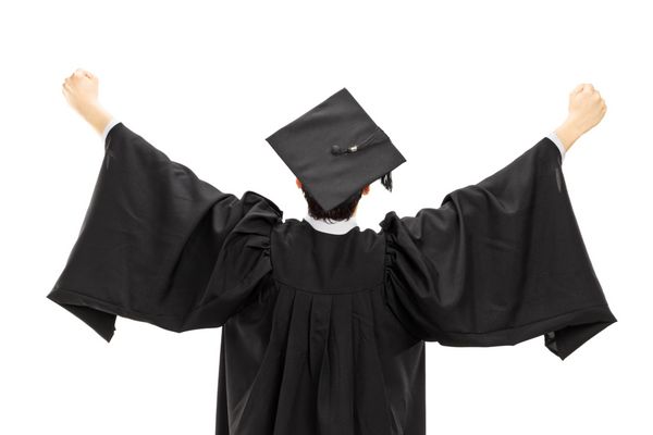 دانشجوی کارشناسی ارشد در لباس فارغ التحصیلی با دست های بلند جدا شده بر روی زمینه سفید دید عقب