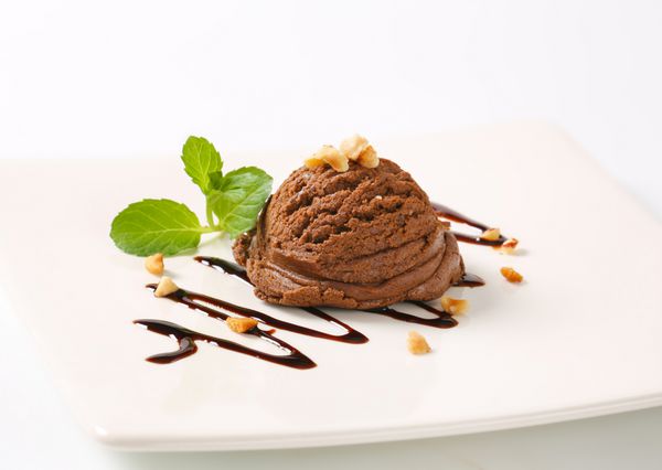 کلم بروکلی از بستنی شکلات با آجیل رنده شده و با موج شربت تزئین شده است