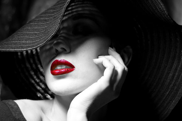 پرتره از زن جوان زیبا و مرموز با بافت پوست فوق العاده در کلاه سیاه آرایش مد آرام آرام آرام لب قرمز تصویر سیاه و سفید عکس هنری