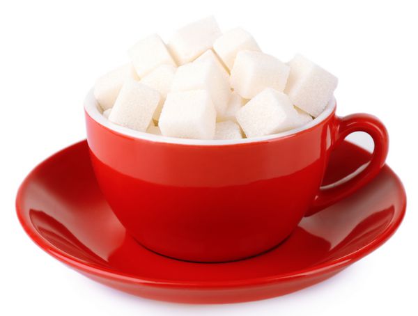 شکر در فنجان جدا شده بر روی سفید