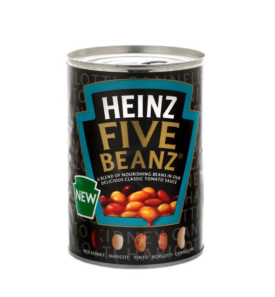 SWINDON UK 2014 آوریل 22 آیا می توان از New Heinz Five Beanz در پس زمینه سفید استفاده کرد