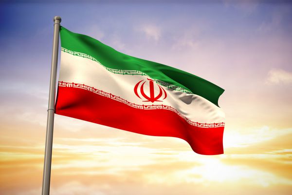 پرچم ملی ایران در برابر آسمان زیبا و آبی و زرد