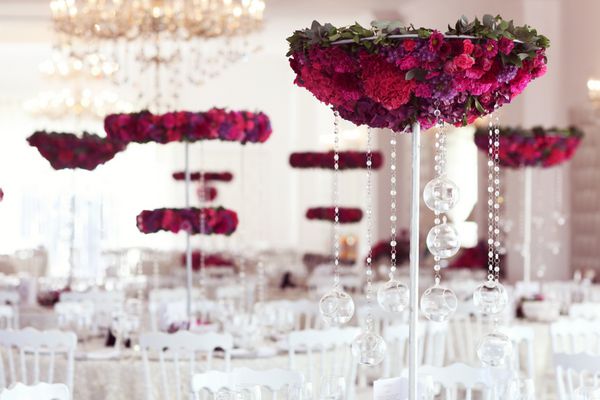 گل های زیبا در میز عروسی