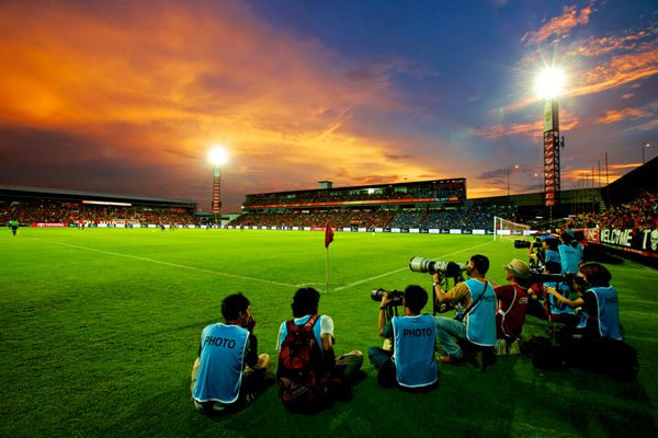 NONTHABURI THAILAND- مه 17 عکاس ناشناس و نمایشگاه ورزشگاه SCG در لیگ برتر تایلند Muangthong utd و Chonburi FC در ورزشگاه SCG در 17 مه سال 1384 در تایلند